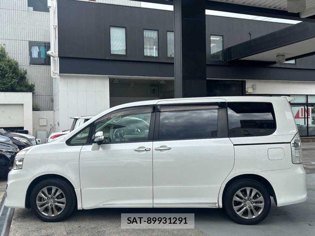 Toyota VOXY 2012-05 8415751-7