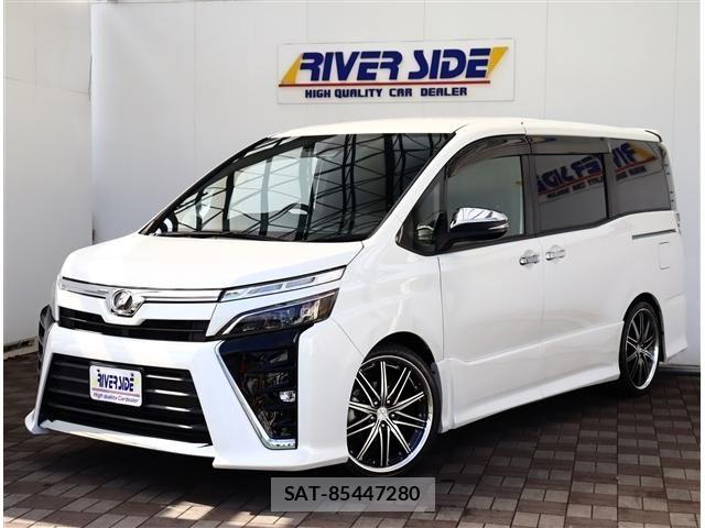 Toyota VOXY 2017-12 8411035-0