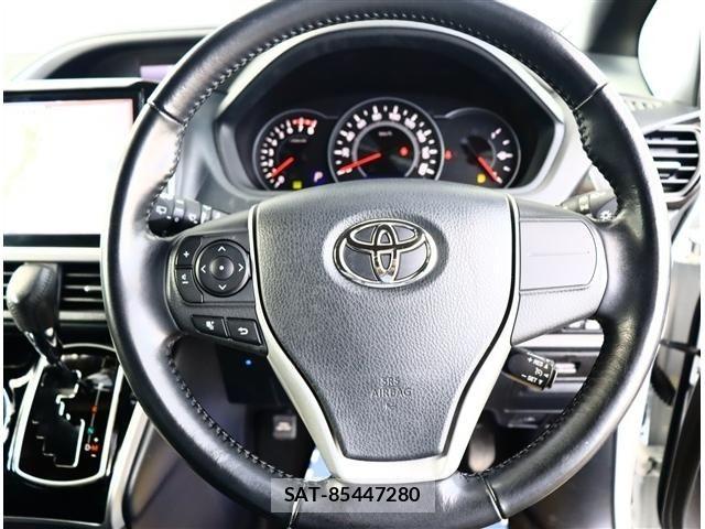 Toyota VOXY 2017-12 8411035-9