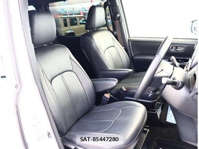 Toyota VOXY 2017-12 8411035-11