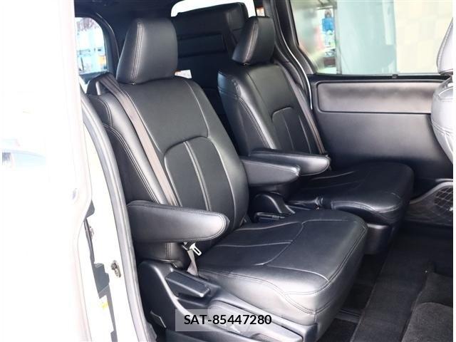 Toyota VOXY 2017-12 8411035-12