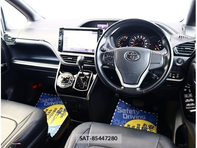 Toyota VOXY 2017-12 8411035-1