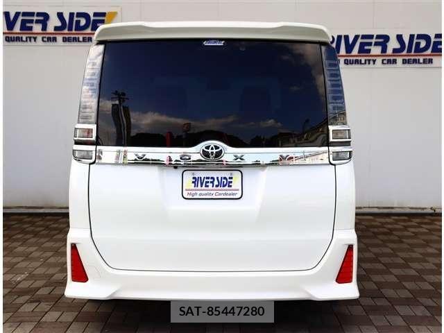 Toyota VOXY 2017-12 8411035-20