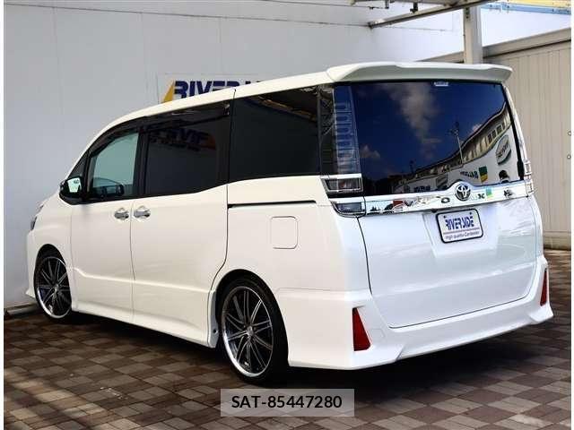 Toyota VOXY 2017-12 8411035-21