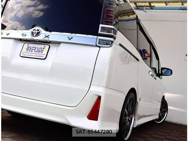 Toyota VOXY 2017-12 8411035-23