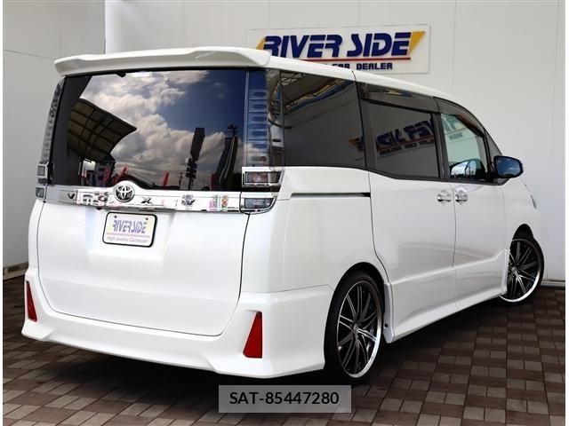 Toyota VOXY 2017-12 8411035-2