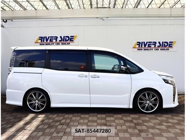 Toyota VOXY 2017-12 8411035-3