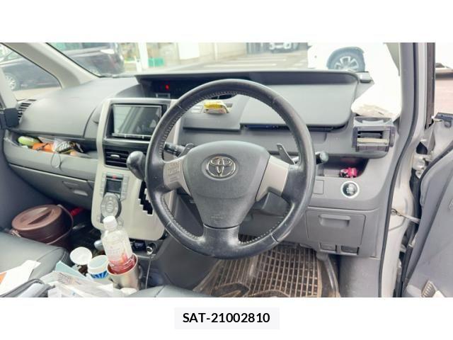 Toyota VOXY 2009-10 8415780-11