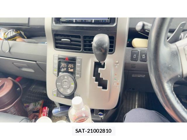 Toyota VOXY 2009-10 8415780-18