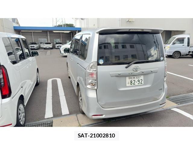 Toyota VOXY 2009-10 8415780-2
