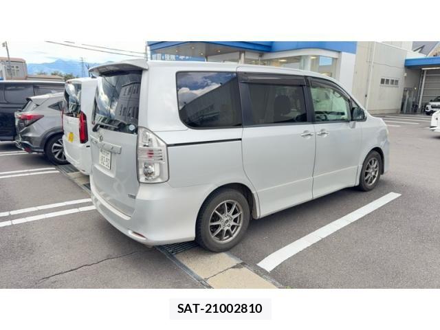 Toyota VOXY 2009-10 8415780-3