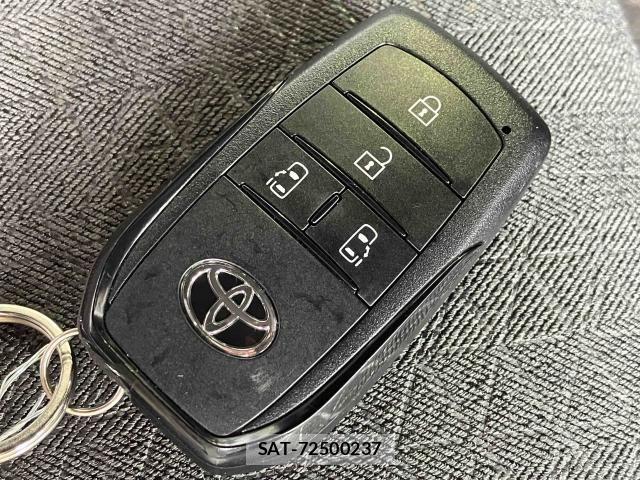 Toyota VOXY 2022-03 8415743-23