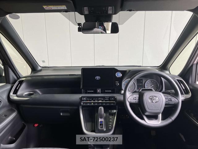 Toyota VOXY 2022-03 8415743-5