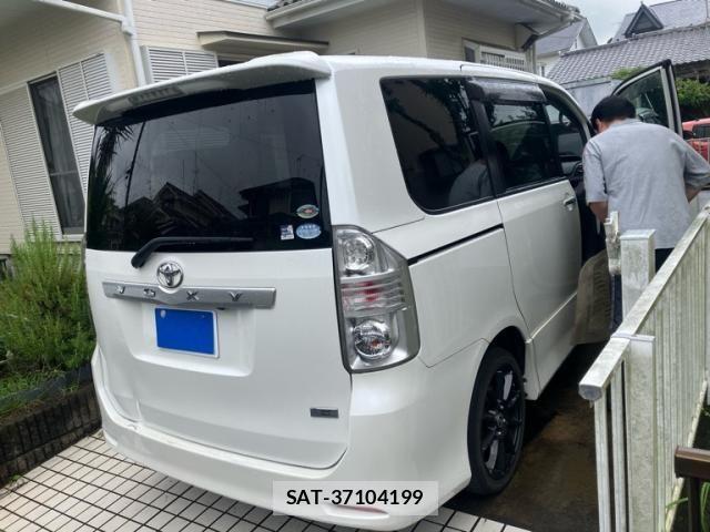 Toyota VOXY 2010-04 8439087-2