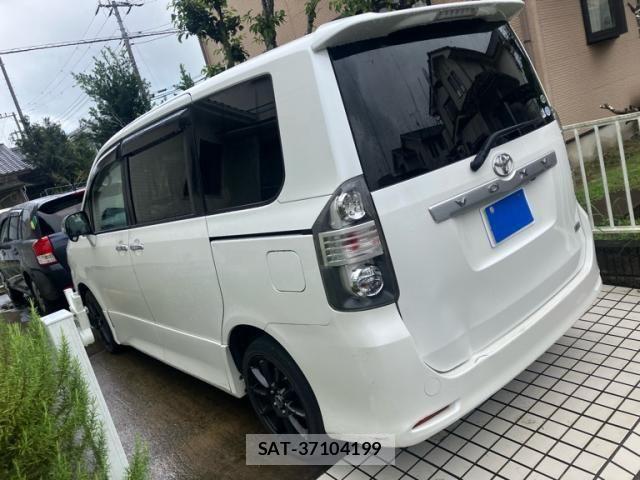 Toyota VOXY 2010-04 8439087-3