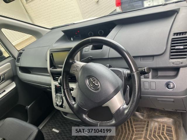 Toyota VOXY 2010-04 8439087-7