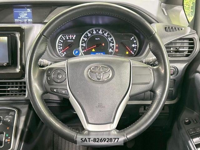 Toyota VOXY 2017-05 8439068-11