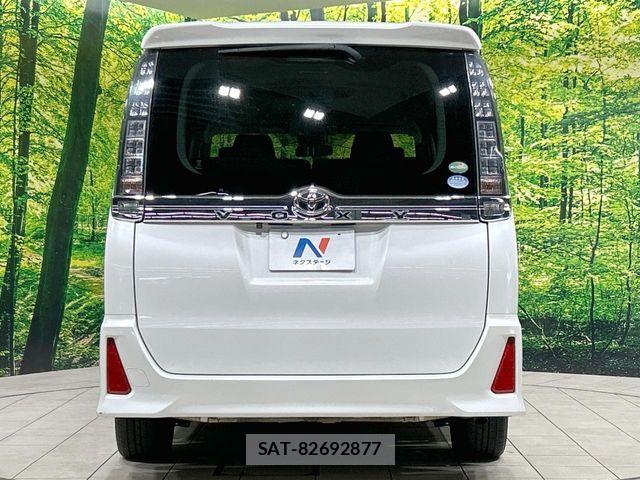 Toyota VOXY 2017-05 8439068-15