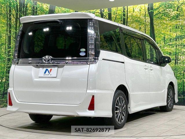 Toyota VOXY 2017-05 8439068-16