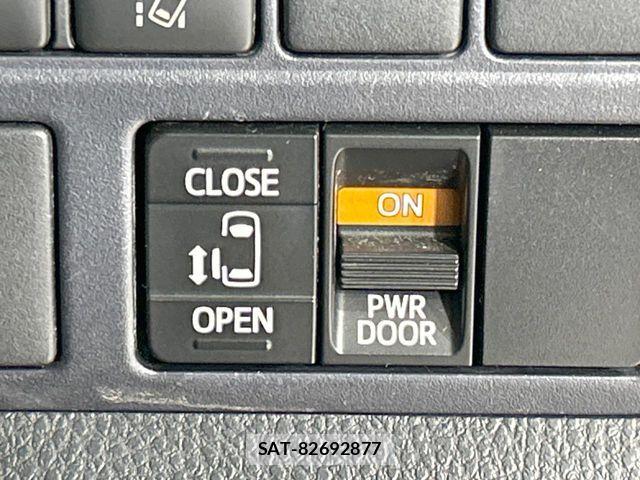 Toyota VOXY 2017-05 8439068-5
