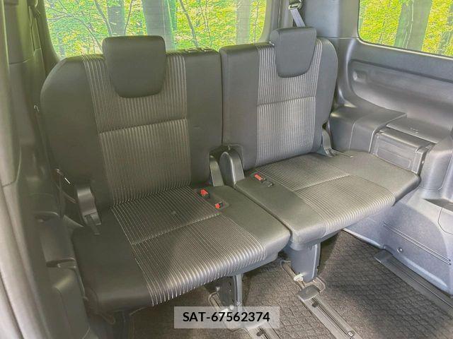 Toyota VOXY 2017-10 8439066-9