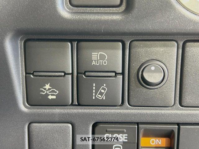 Toyota VOXY 2017-10 8439066-4