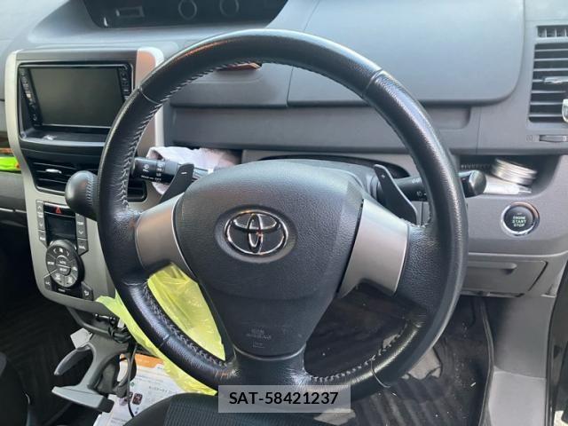Toyota VOXY 2007-10 8439086-16
