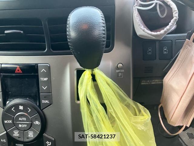 Toyota VOXY 2007-10 8439086-18