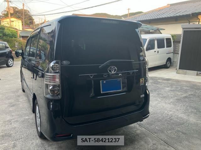 Toyota VOXY 2007-10 8439086-1