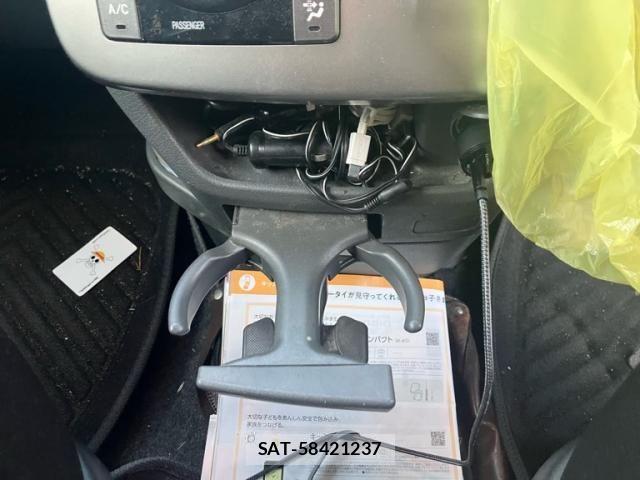 Toyota VOXY 2007-10 8439086-19
