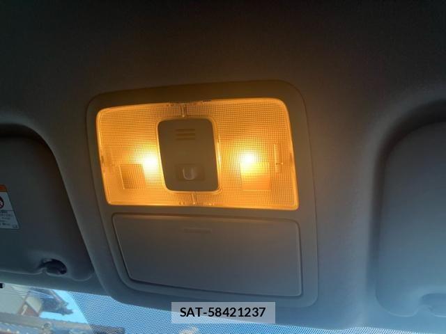 Toyota VOXY 2007-10 8439086-21