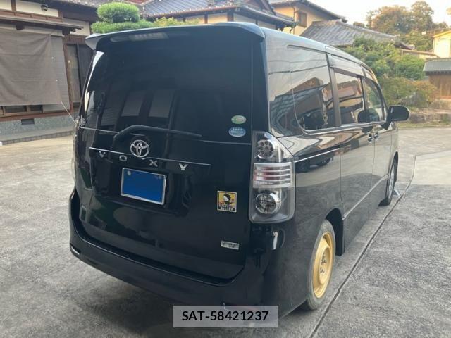 Toyota VOXY 2007-10 8439086-3