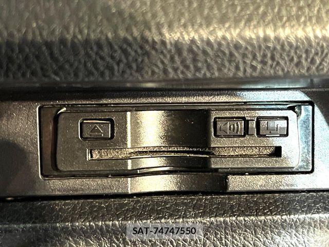 Toyota VOXY 2015-09 8439083-6