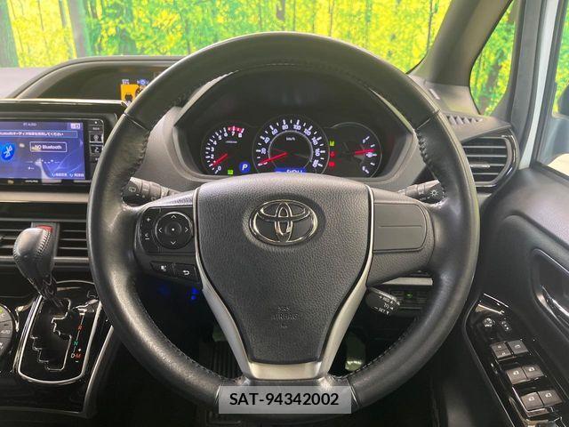 Toyota VOXY 2018-02 8439063-11