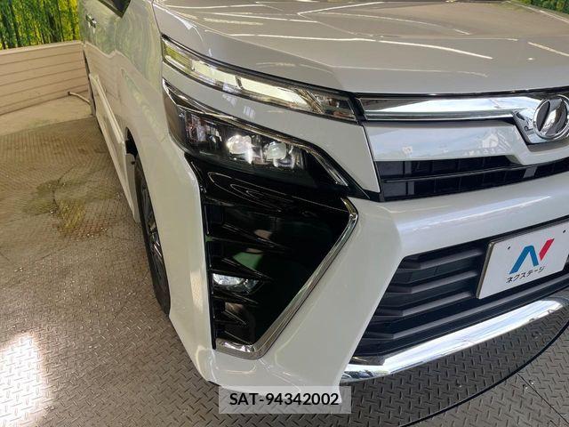 Toyota VOXY 2018-02 8439063-12