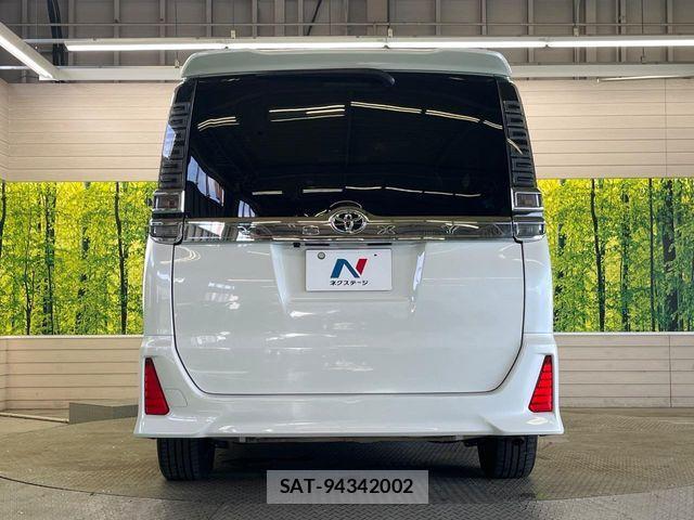 Toyota VOXY 2018-02 8439063-15