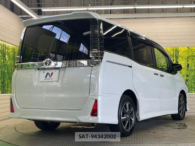 Toyota VOXY 2018-02 8439063-17