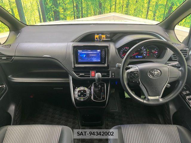 Toyota VOXY 2018-02 8439063-1