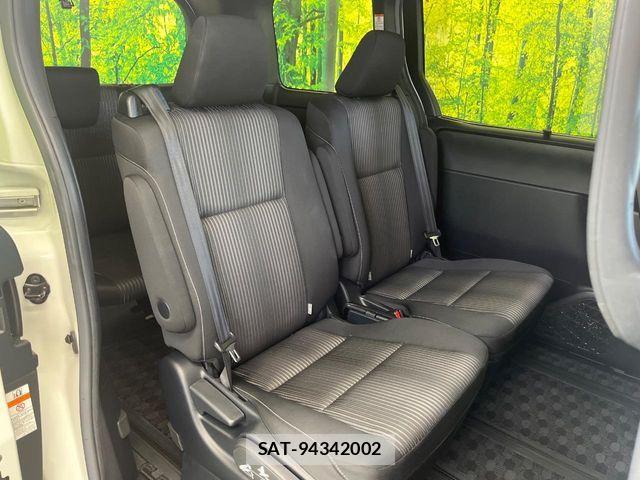 Toyota VOXY 2018-02 8439063-8