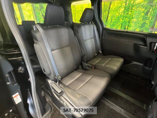 Toyota VOXY 2018-01 8439067-10