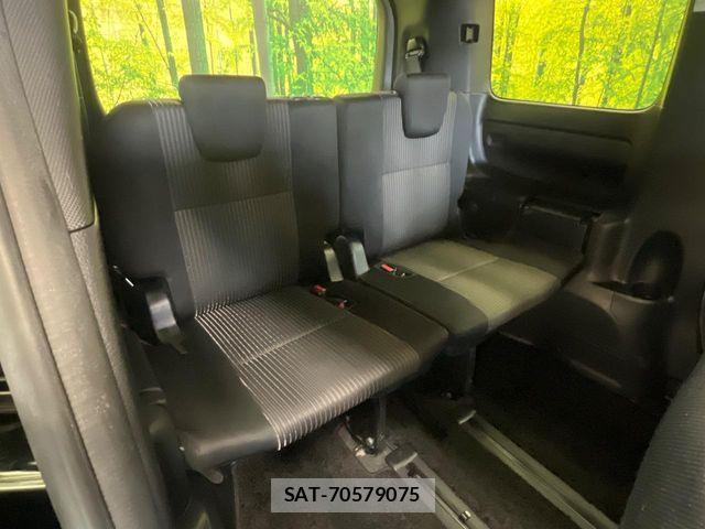 Toyota VOXY 2018-01 8439067-11
