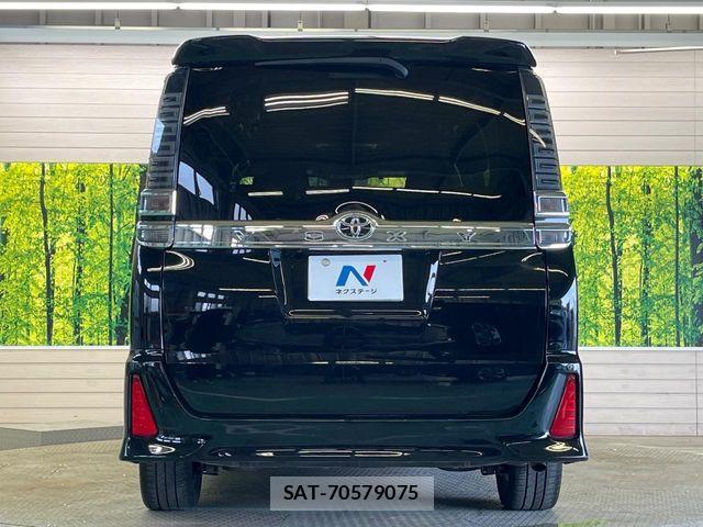 Toyota VOXY 2018-01 8439067-15