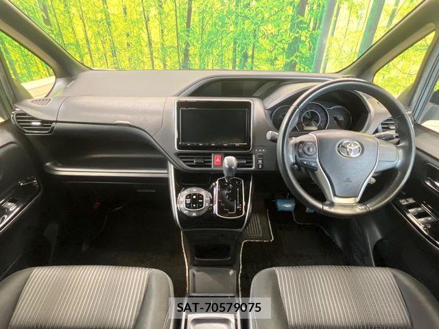 Toyota VOXY 2018-01 8439067-1