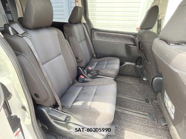 Toyota VOXY 2014-10 8439072-9
