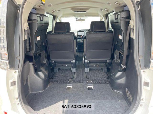 Toyota VOXY 2014-10 8439072-11