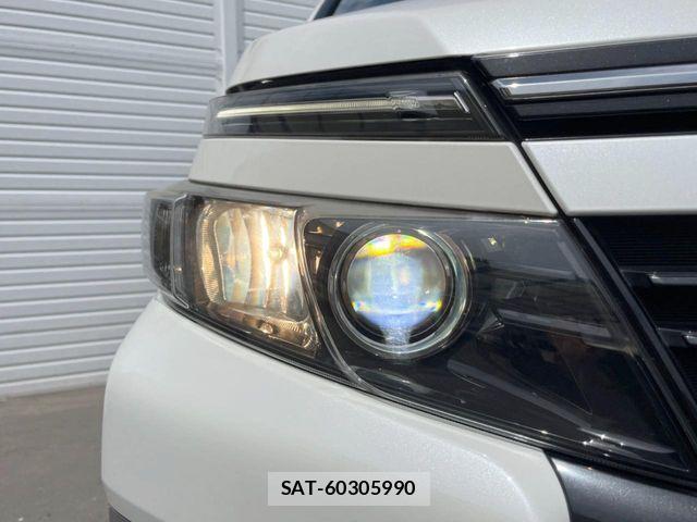 Toyota VOXY 2014-10 8439072-13