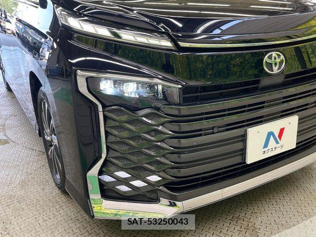 Toyota VOXY 2022-10 8439060-11