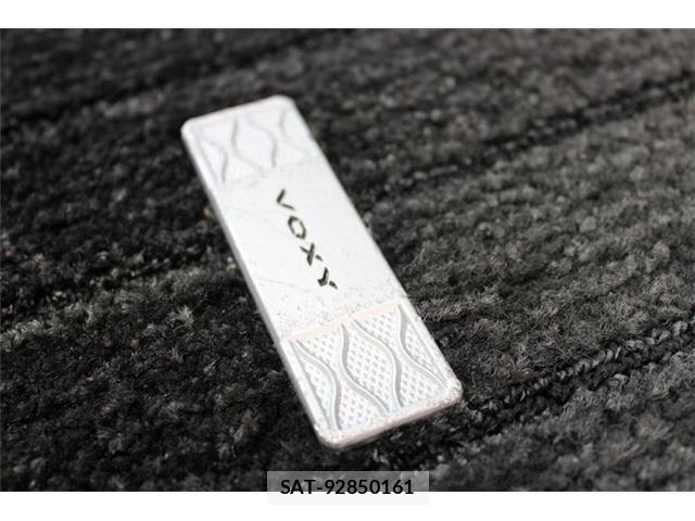 Toyota VOXY 2023-03 8458730-11