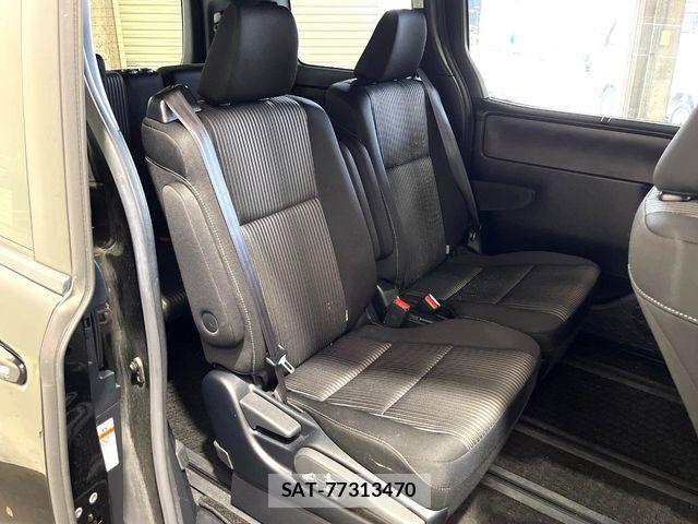 Toyota VOXY 2021-11 8458738-9