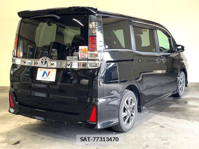 Toyota VOXY 2021-11 8458738-19